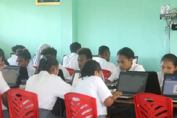 Pelaksanaan UNBK di SMA Negeri 1 Mimika. Terlihat para siswa sedang mengisi soal jawaban di komputer, Senin (1/4/2019)