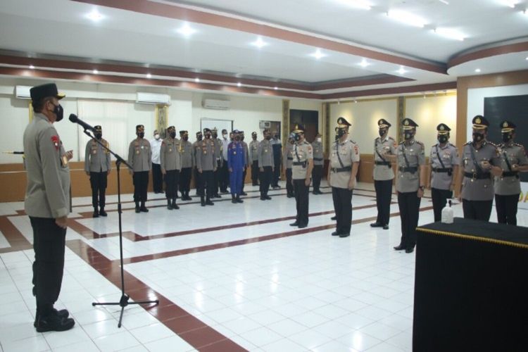 Kapolda Sulut Irjen Pol Mulyatno memimpin upacara serah terima jabatan lima Kapolres jajaran dan Kepala Biro Logistik (Karolog). Upacara dilangsungkan di Aula Tribrata Polda Sulut, Rabu (17/11/2021).