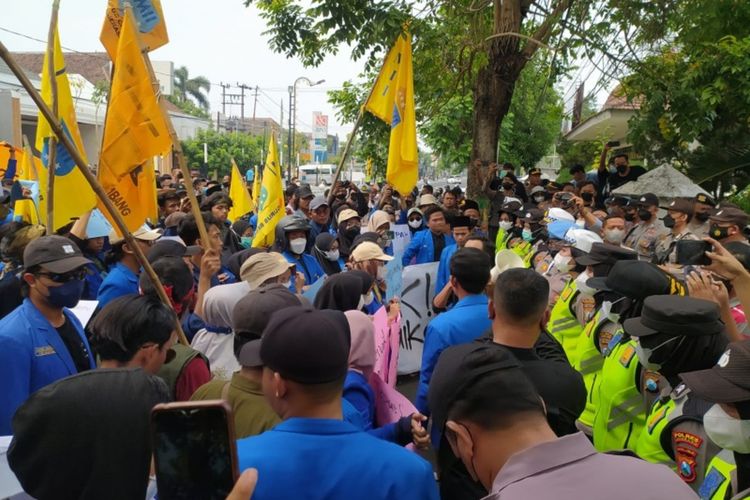 Demonstrasi menolak kenaikan harga BBM dilakukan mahasiswa di depan gedung DPRD Jombang, Jawa Timur, Selasa (6/9/2022).