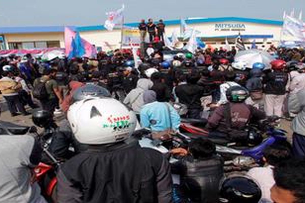 Ilustrasi: Para pekerja yang tergabung dalam Aliansi Buruh Purwakarta dan Federasi Serikat Pekerja Metal Indonesia dari Karawang dan Bekasi berunjuk rasa di Kawasan Industri Kota Bukit Indah di Cikopo, Kabupaten Purwakarta, Jawa Barat, Rabu (18/7/2012). Para buruh antara lain menuntut penghapusan sistem kerja alih daya (outsourcing), upah layak, dan kebebasan berserikat bagi buruh.
