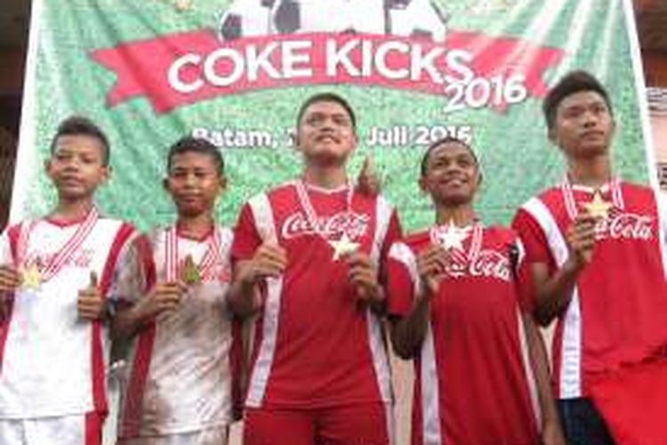 Para pemenang menerima medali pada ajang Coke Kicks di Batam, 28 Mei hingga 29 Mei 2016.