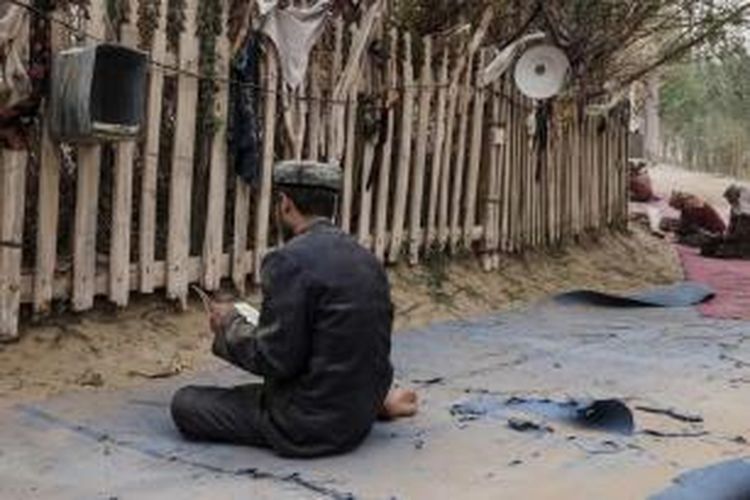 Seorang peziarah berdoa di makam Imam Asim di Hotan, Xinjiang, China bagian barat, 16 April 2015. Pihak berwenang China telah membatasi ekspresi agama di Xinjiang, yang telah memicu perlawanan.