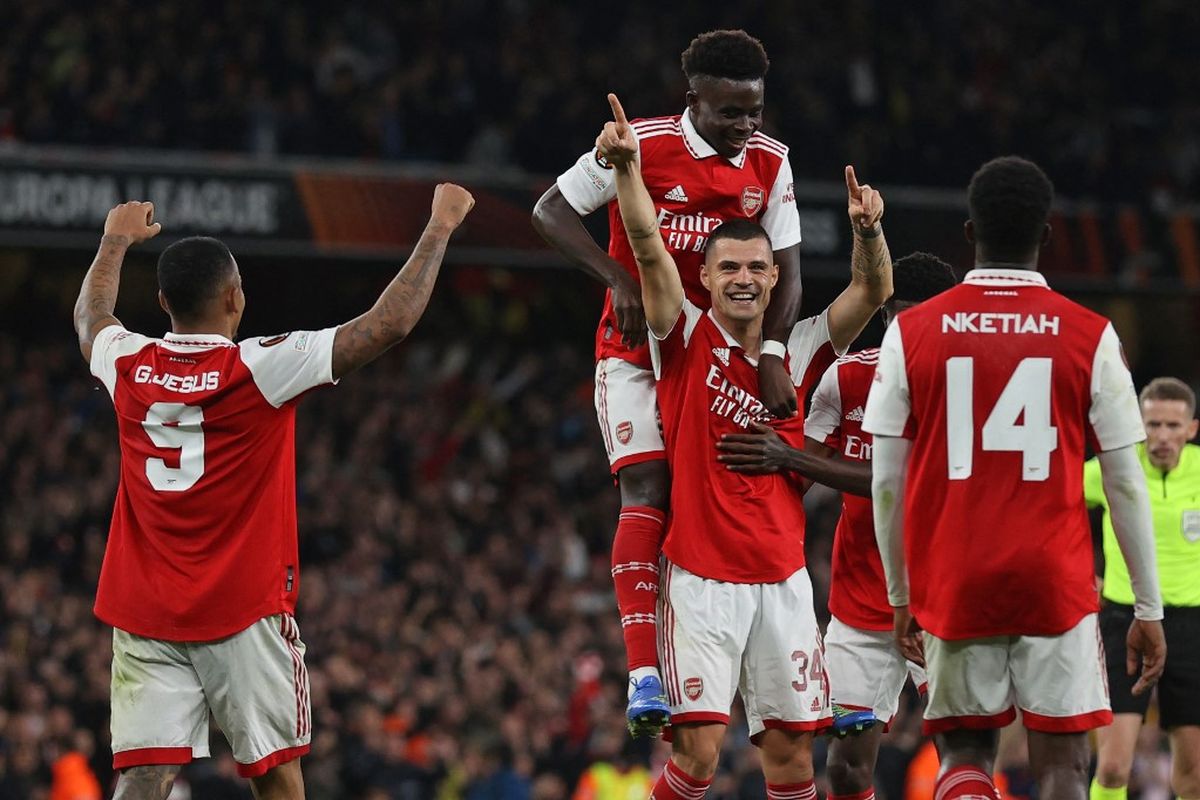 Granit Xhaka (tengah) merayakan gol bersama rekan setimnya dalam pertandingan Arsenal vs PSV Eindhoven pada laga tunda Grup A Liga Europa 2022-2023 di Stadion Emirates, Jumat (21/10/2022) dini hari WIB. Terkini, Arsenal akan melanjutkan perjuangan di pentas Liga Inggris dengan melawan Nottingham Forest. Laga Arsenal vs Nottingham Forest dijadwalkan berlangsung di Stadion Emirates, London, pada Minggu (30/10/2022). (Foto oleh AFP/Adrian Dennis)
