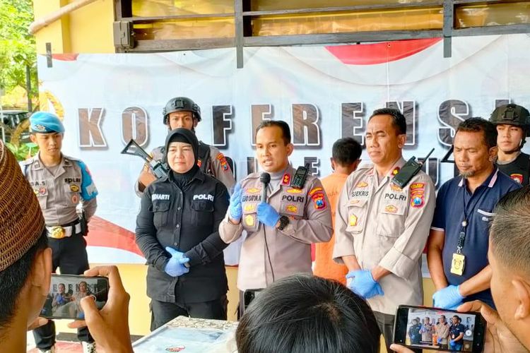 Polisi menggelar jumpa pers terkait kasus pengungkapan kasus pembakaran kantor MWC NU Lenteng di Sumenep, Jumat (12/5/2023). 