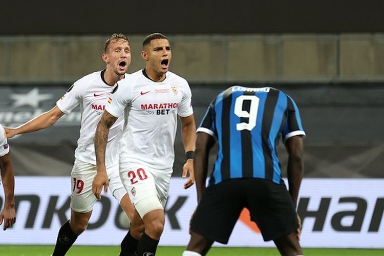 Bek Sevilla Diego Carlos berselebrasi setelah penyerang Inter Milan Romelu Lukaku (kanan) membelokkan tembakan dan mencetak gol bunuh diri bagi Sevilla dalam final Liga Europa Sevilla vs Inter Milan pada 21 Agustus, 2020 di Cologne, Jerman.