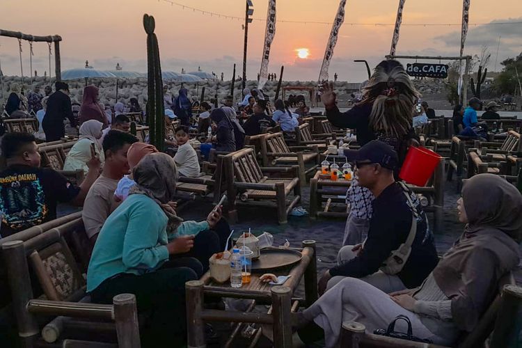 Senja di Pemecah Ombak Baru Pantai Glagah Kulon Progo, Seperti di Bali