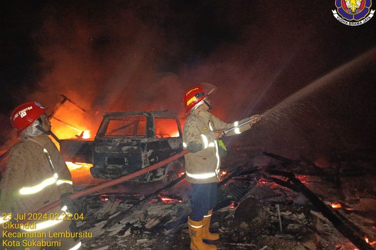 Petugas pemadam kebakaran saat memadamkan api di kampung Joglo Rt 1 Rw 3, Kelurahan Cikundul, Kecamatan Lembursitu, Kota Sukabumi, Jawa Barat. Selasa (23/7/2024) dini hari 