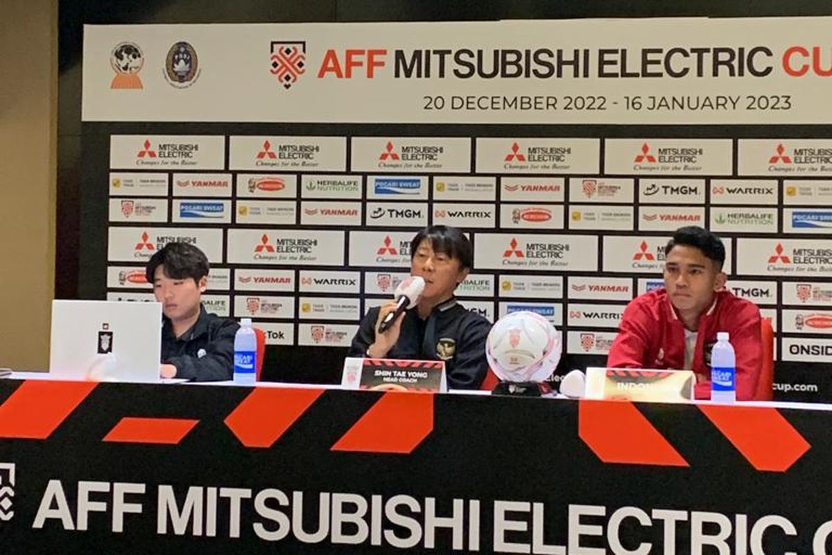 Pelatih timnas Indonesia, Shin Tae-yong (tengah) dan gelandang Marselino Ferdinan (kanan) dalam sesi konferensi pers jelang laga semifinal Piala AFF 2022 versus Vietnam. Duel Indonesia versus Vietnam pada leg pertama semifinal Piala AFF 2022 akan tersaji di Gelora Bung Karno, Senayan, Jakarta, Jumat (6/1/2023).