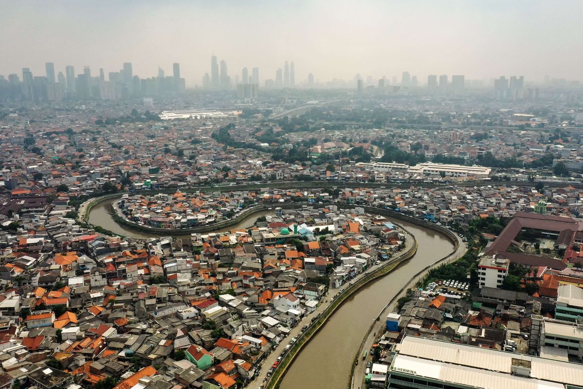 Lanskap Kampung Pulo, Jakarta Timur, Kamis (17/6/2021). Saat proyek normalisasi Kali Ciliwung, warga yang tergusur direlokasi ke Rusunawa Jatinegara Barat.