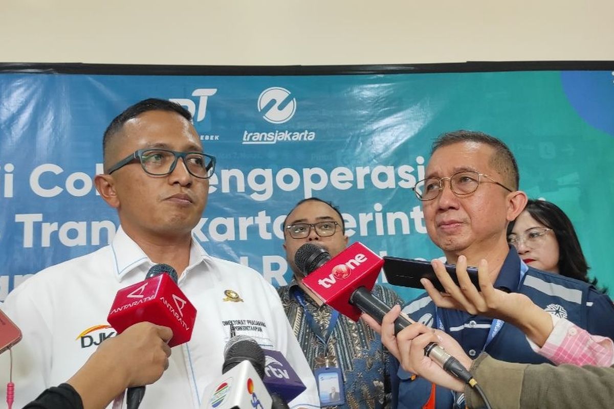 PPK LRT Jabodebek, Ferdian Suryo (kiri) dan Plt Dirut Transjakarta Mohamad Indrayana (kanan) saat berbicara di hadapan media, Jumat (24/3/2023). 