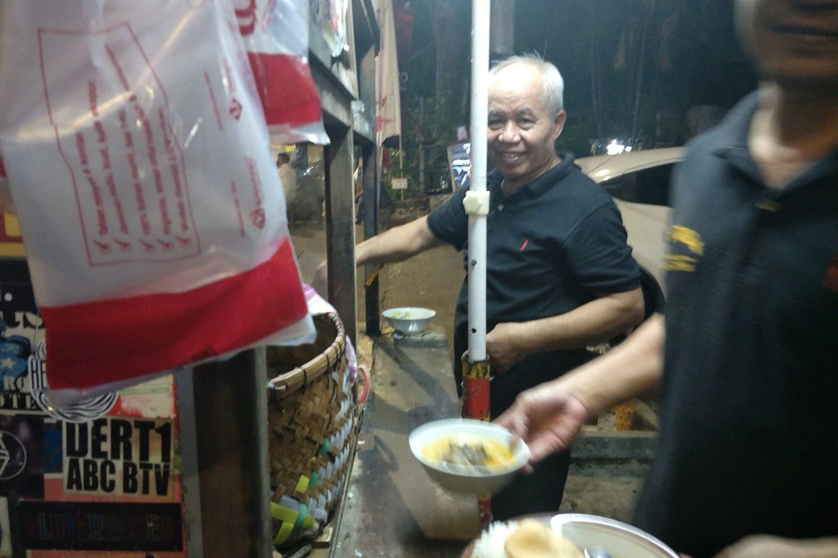 Lagiman bersama anaknya saat melayani pelanggan Nasi Gule Pakde Mayestik.