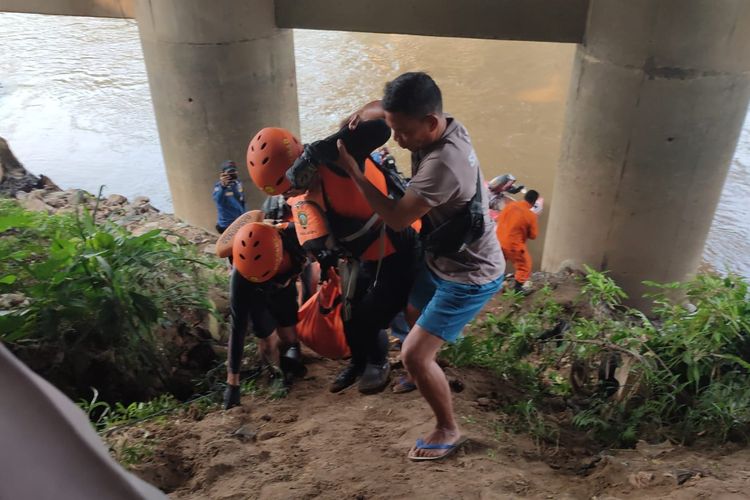 Tim SAR gabungan tengah mengevakuasi jasad seorang kakek yang tewas tenggelam di Sungai Cisadane, Cisauk, Kabupaten Tangerang pada Jumat (4/8/2023).