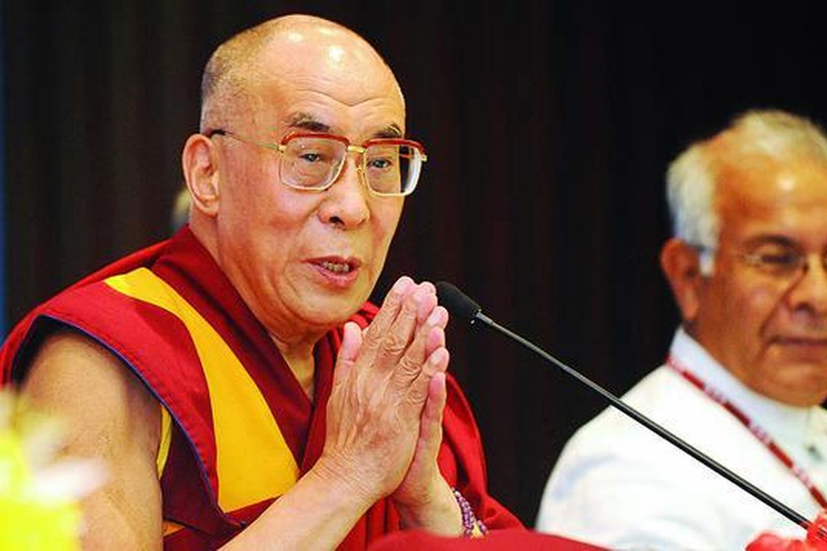 Dalai Lama, pemimpin spiritual Tibet, menyapa peserta kegiatan tahunan Kuliah tentang Minoritas di New Delhi, India, Rabu (10/8). Dalai Lama memastikan bahwa penerusnya, Lobsang Sangay, yang menjadi perdana menteri pemerintahan Tibet di pengasingan, akan mengikuti pendekatannya dalam memperjuangkan hak rakyat Tibet. Dua hari sebelumnya, kekuasaan pemerintahan Tibet di pengasingan diserahkan Dalai Lama kepada PM yang dipilih lewat pemilu. Namun, tokoh berpengaruh ini masih memegang peranan penting sebagai pemimpin spiritual dan berpengaruh dalam keputusan-keputusan penting. Dalai Lama meninggalkan Tibet menyusul protes massa menentang kekuasaan China tahun 1959. Dia kemudian mendirikan pemerintahan pengasingan di Dharamshala, India.