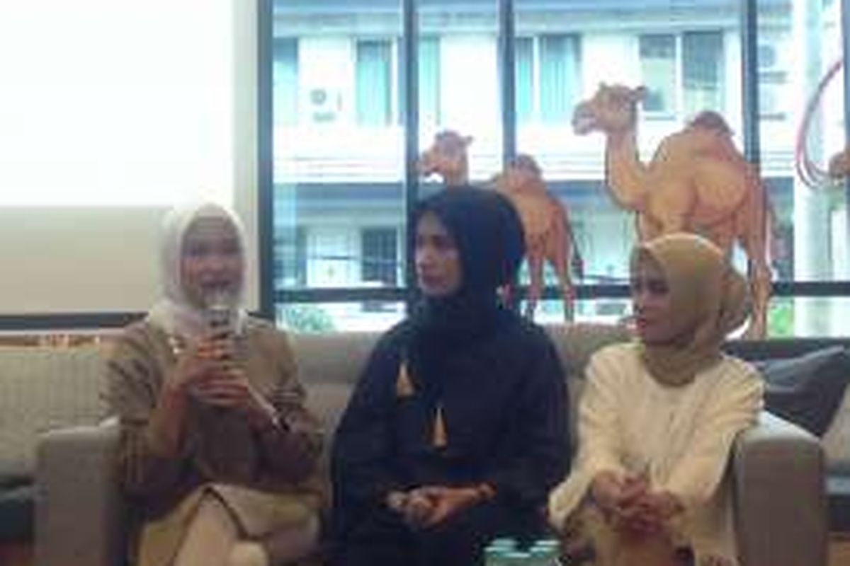 Audy, Dwi, dan Restu Anggraeni Gunakan Kerudung Model Simple dalam Acara Launching Koleksi RA by Restu Anggraeni bersama Hijabenka di Jakarta, Jumat (10/6/2016). 