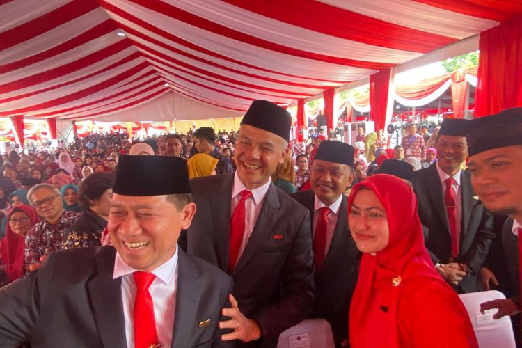 Gubernur Jawa Tengah Ganjar Pranowo menjadi sasadan selfie saat menghadiri acara peringatan Hari Keluarga Nasional ke-30 di Kantor Bupati Banyuasin, Kamis (6/7/2023).