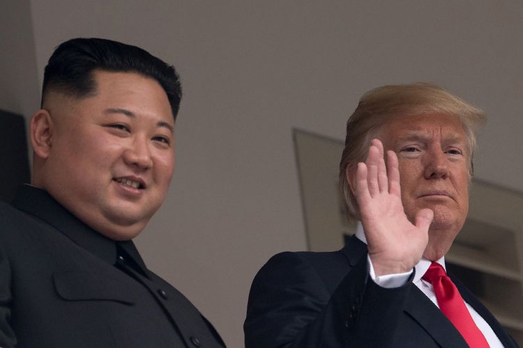 Pemimpin Korea Utara Kim Jong Un (kiri) bersama Presiden AS Donald Trump menyapa jurnalis pada pertemuan bersejarah antara AS-Korea Utara, di Hotel Capella di Pulau Sentosa, Singapura, Selasa (12/6/2018). Pertemuan ini merupakan yang pertama kalinya bagi pemimpin kedua negara dan menjadi momentum negosiasi untuk mengakhiri kebuntuan permasalahan nuklir yang telah terjadi puluhan tahun.