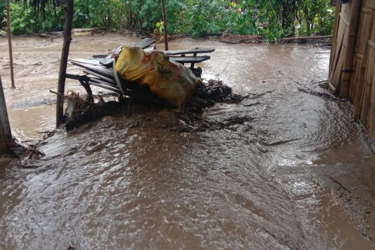 Foto : Hujan deras yang mengguyur Kabupaten Sikka, NTT, mengakibatkan puluhan rumah warga, Dusun Pedan Poar, Desa Kolidetung, Kecamatan Lela, terendam banjir, pada Kamis (5/1/2021).
