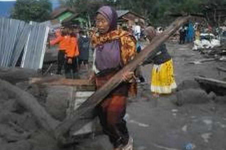 Warga di Kecamatan Bener Meriah mengangkut sisa-sisa barang yang masih bisa digunakan akibat hantaman banjir bandang yang melanda kecamatan ini pada Minggu sore. Saat ini warga masih berada dipengungsian karena rumah mereka belum bisa ditempati. *****K12-11