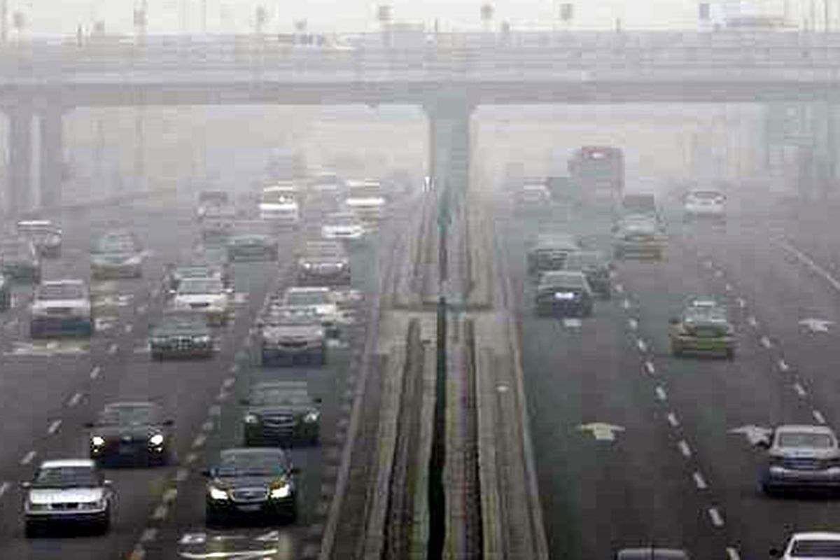 Kabut pekat menyelimuti langit di Beijing, China.