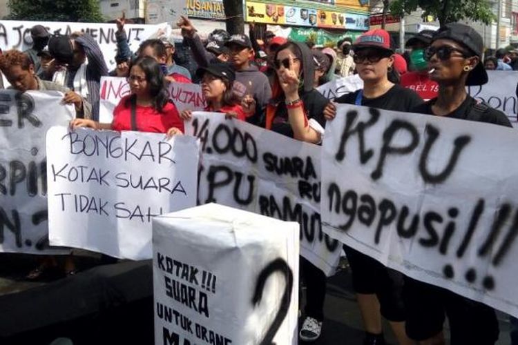 Forum Pengawal Demokrasi Indonesia saat mengelar aksi di depan kantor KPU Kota Yogyakarta