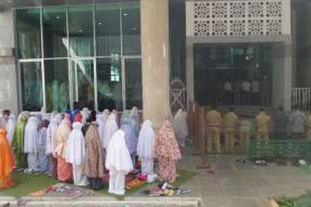 PNS DKI memadati Masjid Fatahillah di Balai Kota DKI Jakarta saat waktu Dzuhur di bulan Ramadhan. 