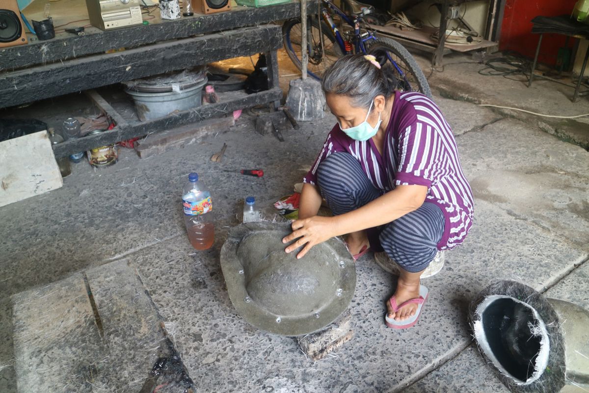 Proses pencetakan cangkang helm custom Trooper di Solo, Jawa Tengah. 