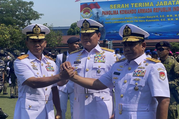 Kepala Staf Angkatan Laut (KSAL) Laksamana Yudo Margono (tengah) usai memimpin sertijab Pangkoarmada RI dari Laksamana Madya (Laksdya) Abdul Rasyid (kanan) kepada Laksamana Muda (Laksda) Heru Kusmanto (kiri) di Markas Koarmada I, Jakarta, Selasa (27/9/2022).