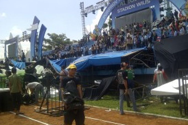 Panggung tempat acara pembukaan Pekan Olahraga Provinsi Jatim di Stadion Wilis, Madiun, tiba-tiba ambruk, Sabtu (22/6/2013).