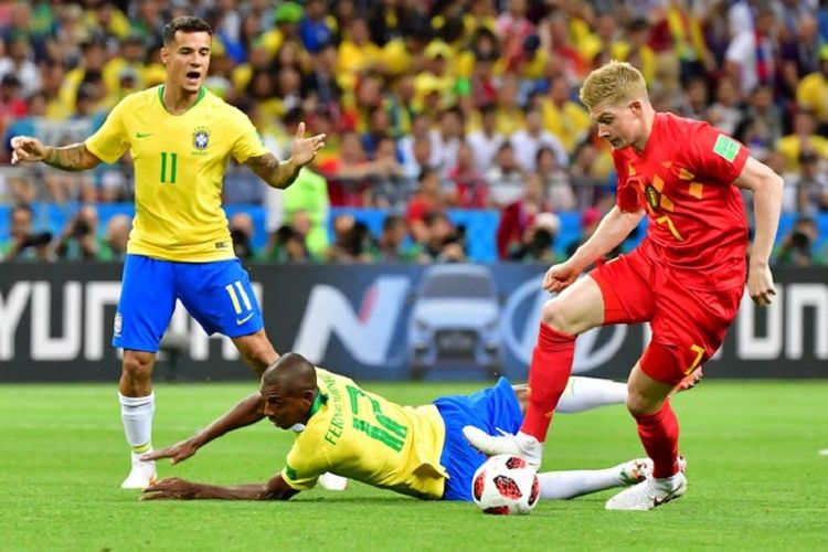 Gelandang Belgia, Kevin De Bruyne, melewati pengawalan dua pemain Brasil, Philippe Coutinho dan Fernandinho, pada pertandingan babak 8 besar atau perempat final Piala Dunia 2018 di Kazan Arena, 6 Juli 2018. 