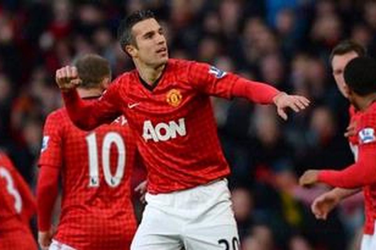 Penyerang Manchester United, Robin van Persie, merayakan gol yang dicetaknya ke gawang Sunderland dalam lanjutan Premier League di Stadion Old Trafford, Manchester, Sabtu (15/12/2012).