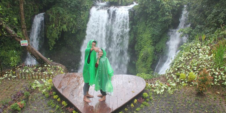 Pengunjung berswafoto di dek cinta yang berada di obyek wisata Curug Jenggala, Dusun Kalipagu, Desa Ketenger, Kecamatan Baturraden, Kabupaten Banyumas, Jawa Tengah, Jumat (3/2/2017). Sejak dibuka pada Oktober 2016, obyek wisata yang berjarak 17 kilometer dari Purwokerto itu dikunjungi sekitar 10.000-13.000 orang per bulan.