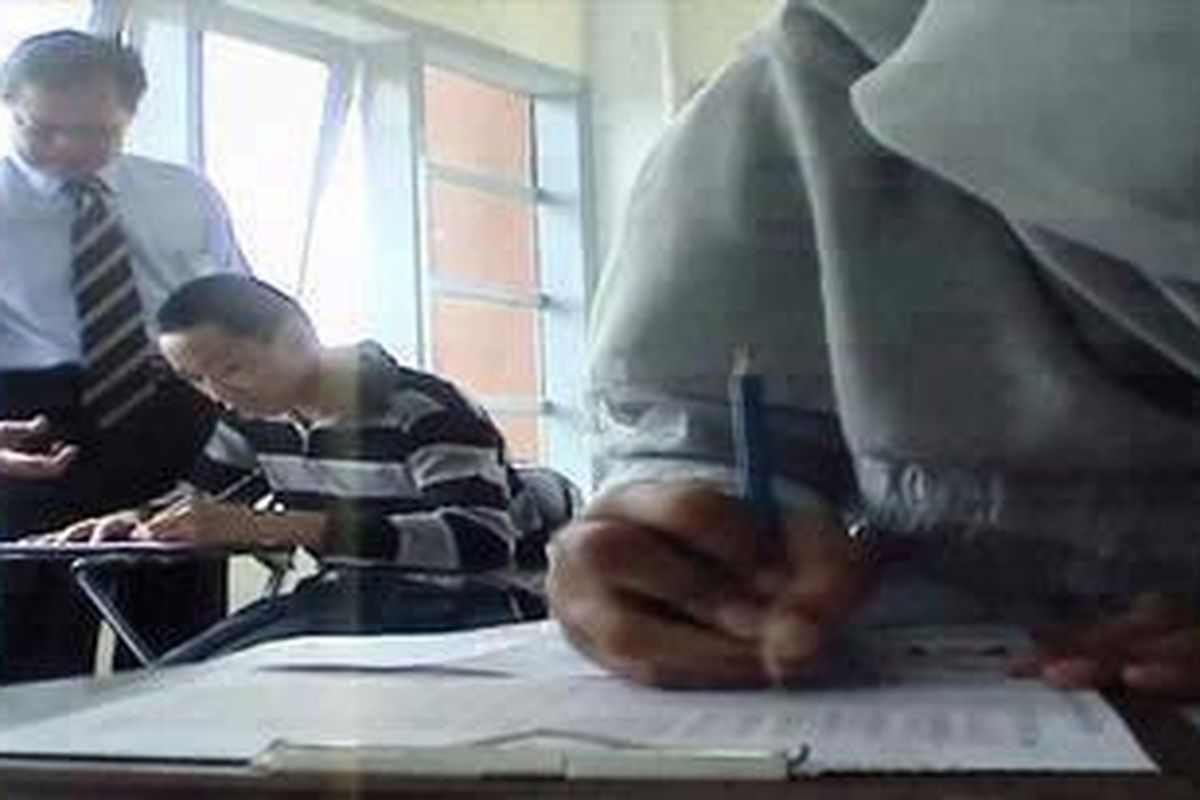 Salah satu peserta tunadaksa, Adityanta Dani D, asal Malang, Jawa Timur, serius ikut tes SNMPTN di Universitas Negeri Malang (UM) diemui Rektor UM Prof DR Suparno, Selasa (31/5/2011).    