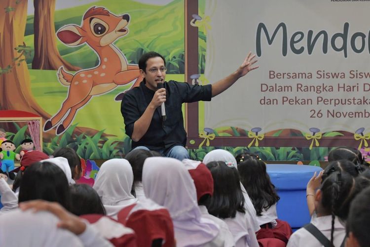 Mendikbud Nadiem Makarim mengajak orangtua membacakan dongeng anak pada acara Hari Mendongeng Nasional di Perpustakaan Kemendikbud, Senayan, Jakarta, Selasa (26/11/2019). 