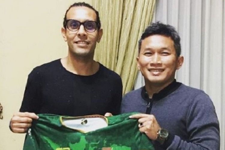 Playmaker asal Argentina, Gustavo Lopez bersama pelatih Rudy Eka Priyambada setelah dikontrak PS Tira untuk musim 2018.