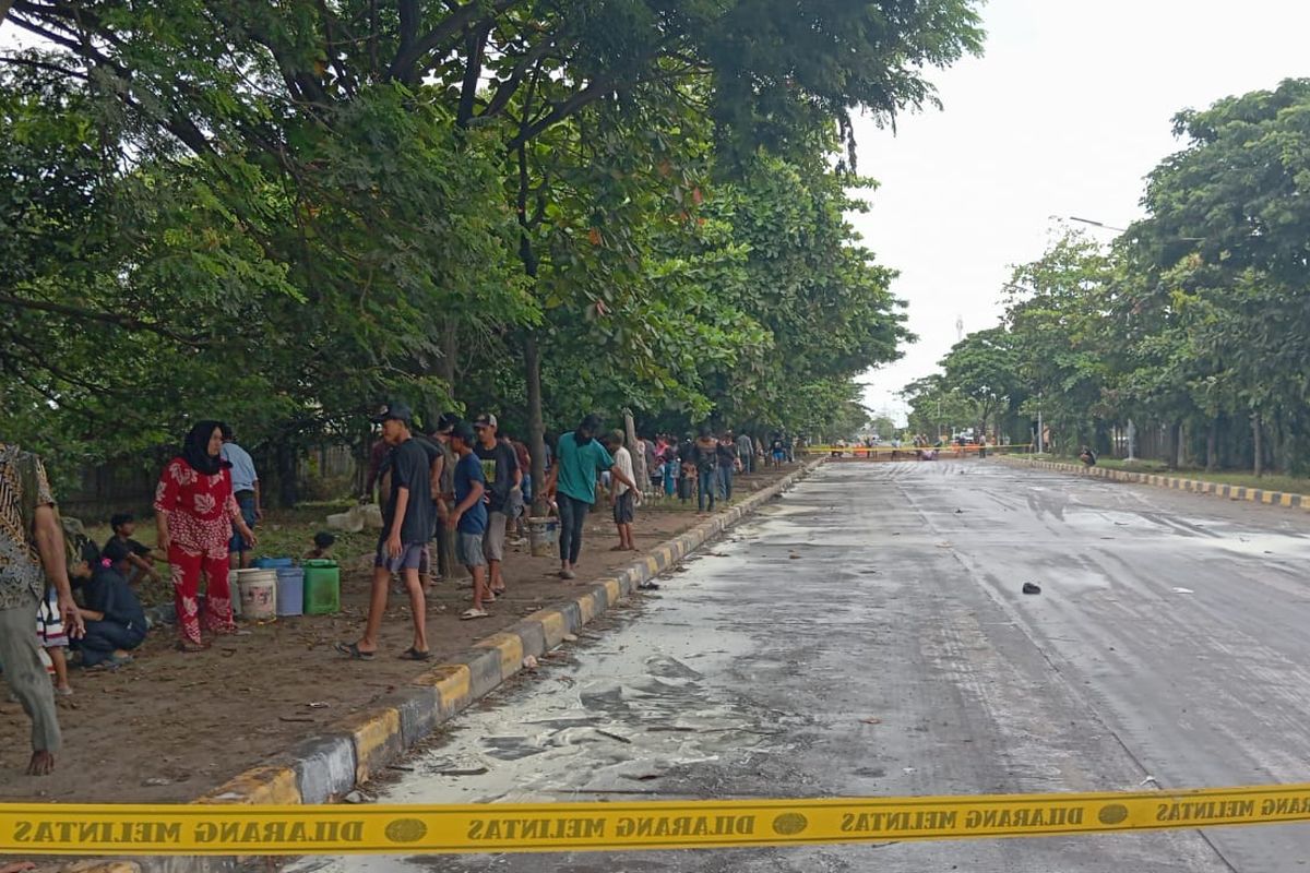 Penampakan Jalan di Cilincing yang Ketumpahan Minyak: Memutih dan Tak Bisa Dilewati