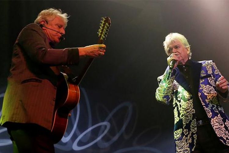 Dua personil Air Supply Graham Russell (kiri) dan Russell Hitchcock (kanan) beraksi saat konser 40th Anniversary-Celebration of Love di Jakarta, Jumat (3/3/2017). Grup soft rock asal Australia, Air Supply membawakan 16 lagu terkenalnya, di antaranya Goodbye, Here I Am, Power of Love, dan Without You.