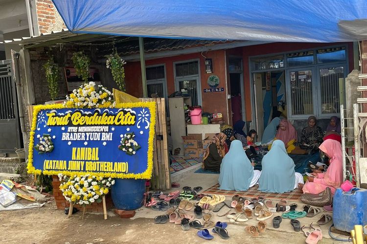 Suasana di rumah duka korban kecelakaan yang diduga akibat kabel fiber optik yang menjuntai di Komplek Bumi Malaka Indah, Kecamatan Baleendah, Kabupaten Bandung, Jawa Barat.