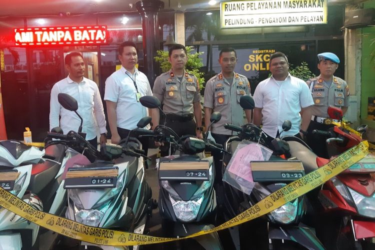 Kapolsek Tamansari AKBP Ruly Indra dengan barang bukti curanmor sebanyak 5 unit motor di Polsek Tamansari, Jakarta Barat, Senin (4/11/2019)