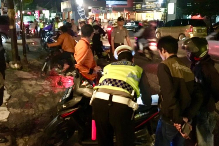 Jajaran Polsek Jatinangor, Sumedang, Jawa Barat menindak pelanggar lalu lintas, Sabtu (12/1/2019) malam.