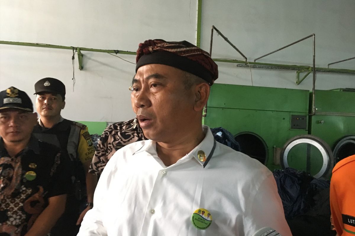 Wali Kota Bekasi Rahmat Effendi melakukan penyegelan terhadap perusahaan atau pabrik yang telah mencemari Kali Bekasi dari limbah pabrik PT Millenium Laundry, Cikiwul, Bantar Gebang, Kota Bekasi, Kamis (20/7/2017).