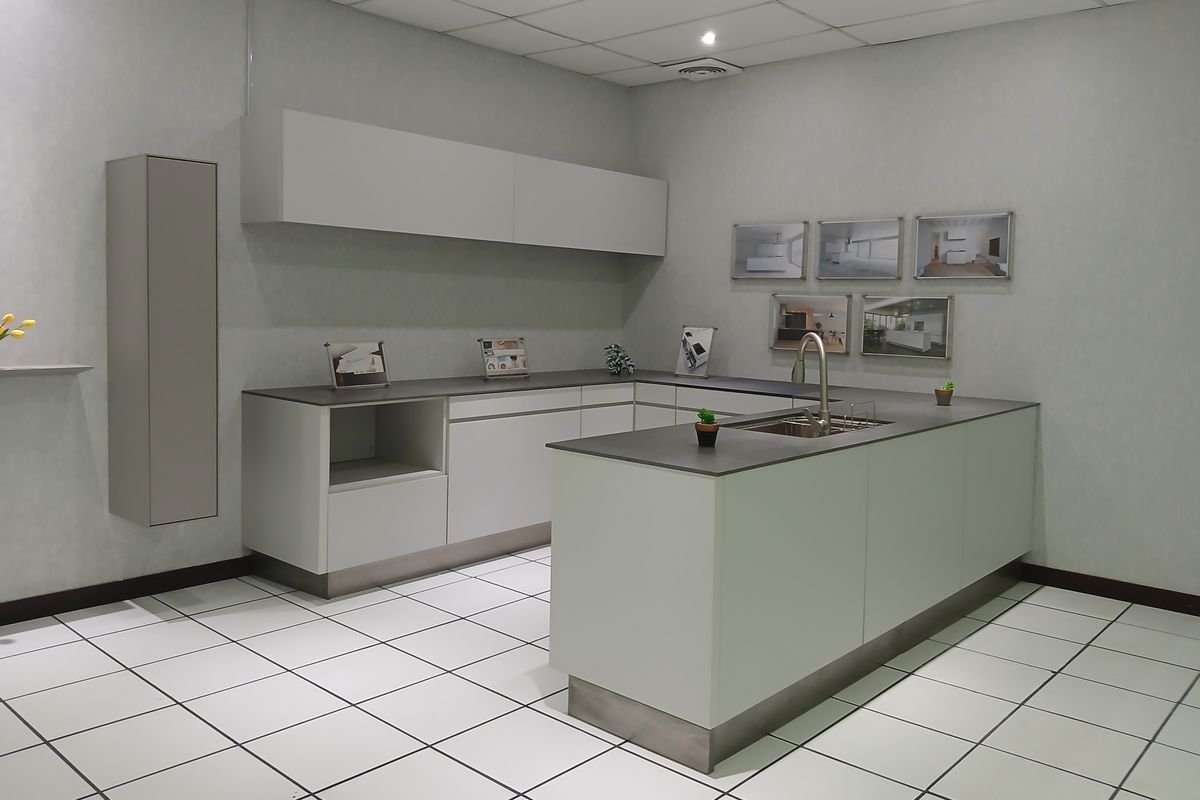 Contoh kitchen set miratap yang diproduksi oleh PT Hou-Tech Indonesia (HTI) di pabrik Pasuruan, Jawa Timur.