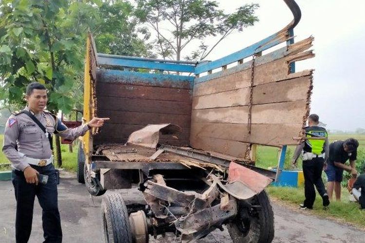 Kondisi truk yang tertabrak Kereta Api Argo Lawu jurusan Jakarta-Solo di perlintasan rel Dukuh Trenggulun, Desa Sumyang, Kecamatan Jogonalan, Klaten, Kamis (27/2/2020). 