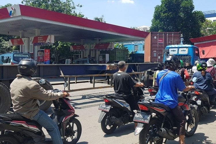 Antrean kendaraan roda dua di SPBU Enggano, Tanjung Priok, Jakarta Utara yang akan membeli bahan bakar jenis Pertalite, Rabu (6/4/2022). Banyak yang beralih ke Pertalite pasca harga Pertamax naik.