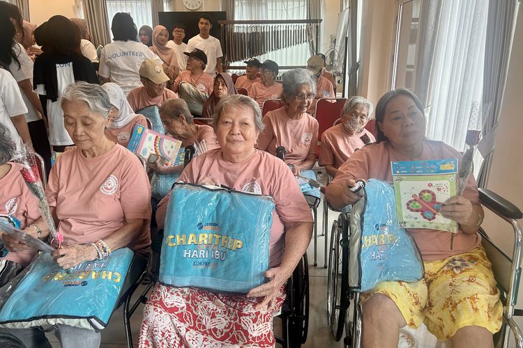Momen perayaan Jernih Berbagi Charitrip Spesial Hari Ibu di Panti Werdha Wisma Mulia, Jakarta Barat, bersama Kompas.com dan Tim Volunteer Generasi Jernih, Senin (22/12/2025).