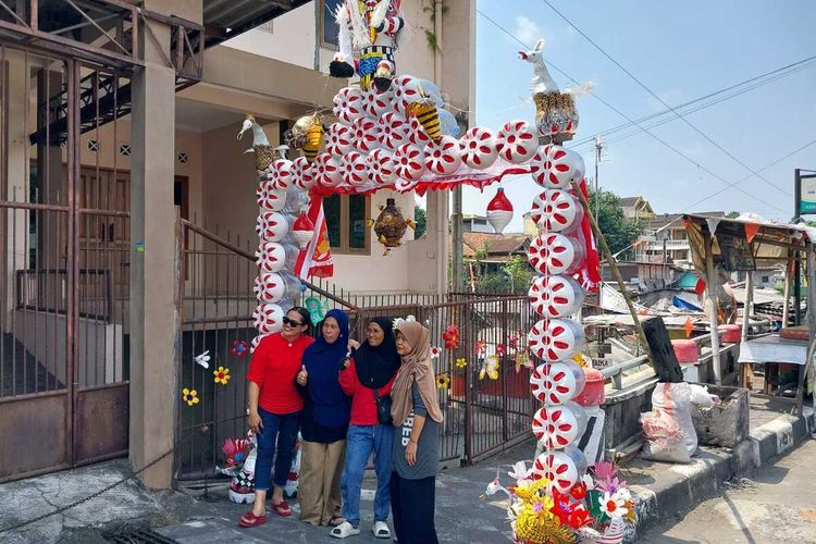 Warga Sleman Sulap Botol dan Galon Bekas Jadi Hiasan HUT RI, Ada Patung Leak hingga Gajah