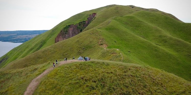 Bukit Holbung, salah satu wisata sekitar Danau Toba Sumatera Utara yang bisa dikunjungi.