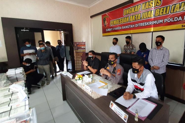 Polda Banten berhasil mengungkap kasus pemalsuan ratusa AJB di Kecamatan Pabuaran, Kabupaten Serang.