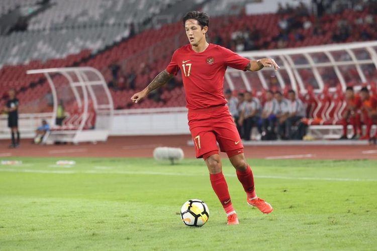 Penyerang Timnas Indonesia, Irfan Bachdim, menggiring bola dalam pertandingan persahabatan melawan Vanuatu di Stadion Gelora Bung Karno, Jakarta, Sabtu (15/6/2019).