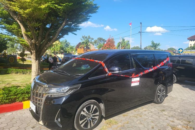 Penampakan Mobil Toyota Alphard Bupati Lombok Barat yang Disita KPK
