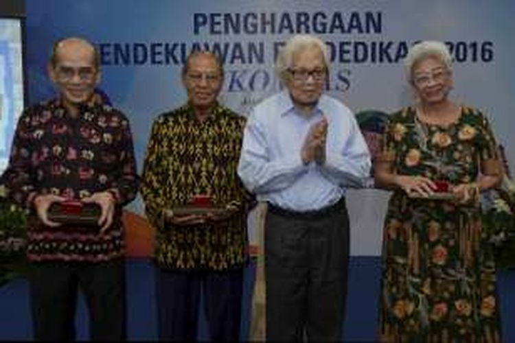 Pemimpin Umum Harian Kompas Jakob Oetama (tiga dari kiri) berfoto bersama penerima Penghargaan Cendekiawan Berdedikasi 2016 di Kantor Harian Kompas, Jakarta, Senin (27/6). Penerima penghargaan dalam rangka merayakan dan mensyukuri hari ulang tahun harian Kompas tersebut yaitu: Faisal Basri, Ignas Kleden, dan Mayling Oey-Gardiner (kiri ke kanan). Hingga usianya yang ke-50, tahun 2015, penghargaan sudah diberikan kepada 40 penerima. Dari antara mereka hingga hari ini sebagian besar masih aktif menulis, menjadi narasumber, aktif meneliti, ada yang sudah mulai surut karena usia, bahkan beberapa di antara mereka sudah meninggal.